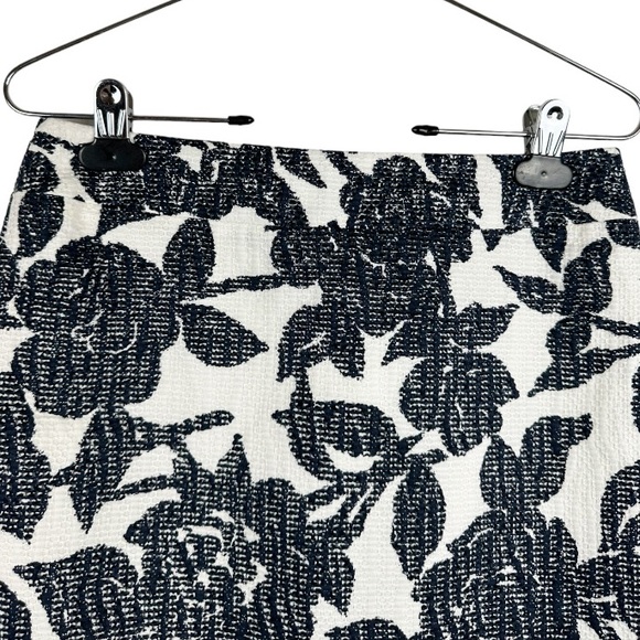 Ann Taylor Petites Navy Blue White Floral Skirt Size 2P 2 Petite - Picture 2 of 7